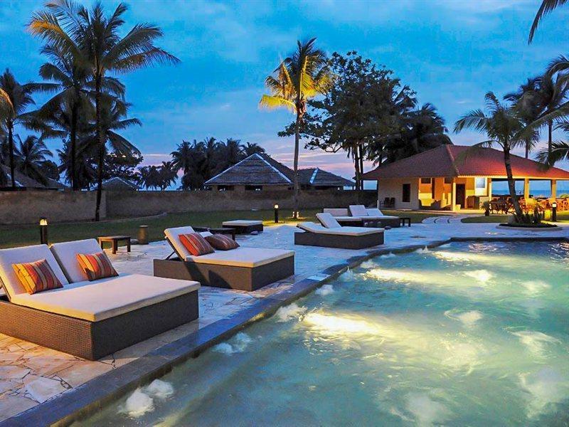 Damai Puri Resort & Spa Кучинг Экстерьер фото The swimming pool at the resort