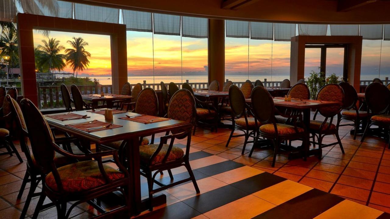 Damai Puri Resort & Spa Кучинг Экстерьер фото Sunset at the restaurant