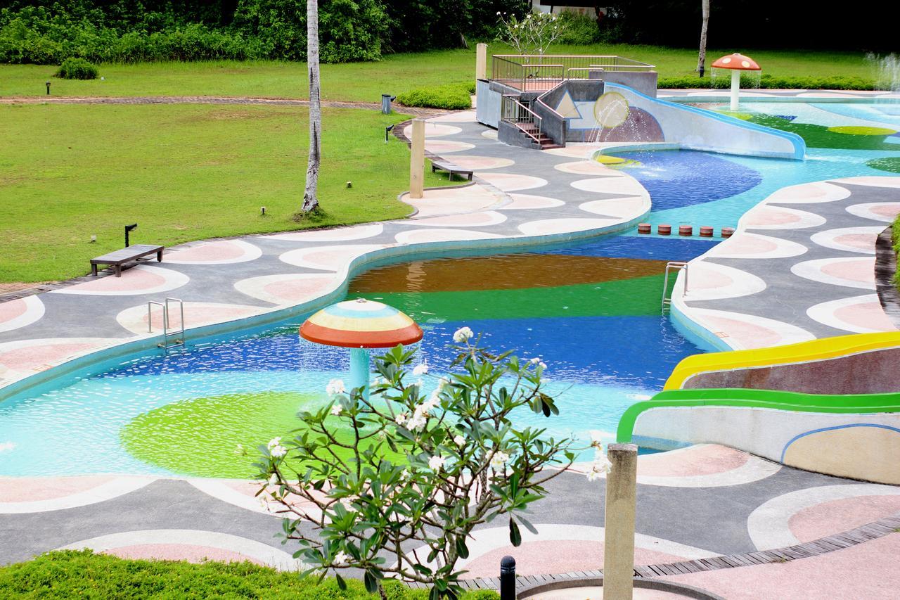 Damai Puri Resort & Spa Кучинг Экстерьер фото The park's artificial river