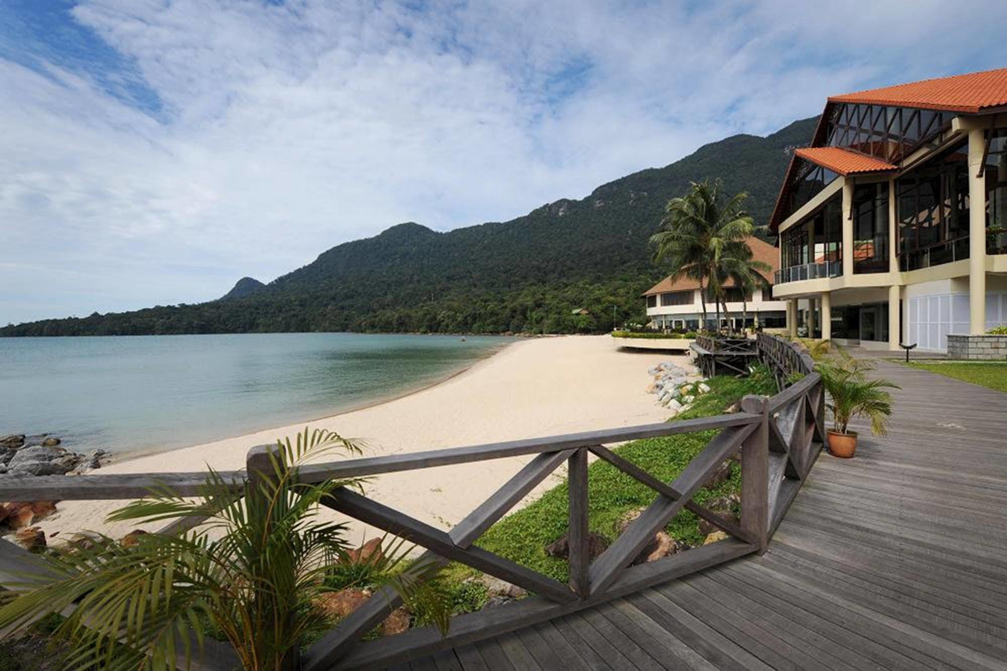 Damai Puri Resort & Spa Кучинг Экстерьер фото The beach at Pangkor Laut Resort