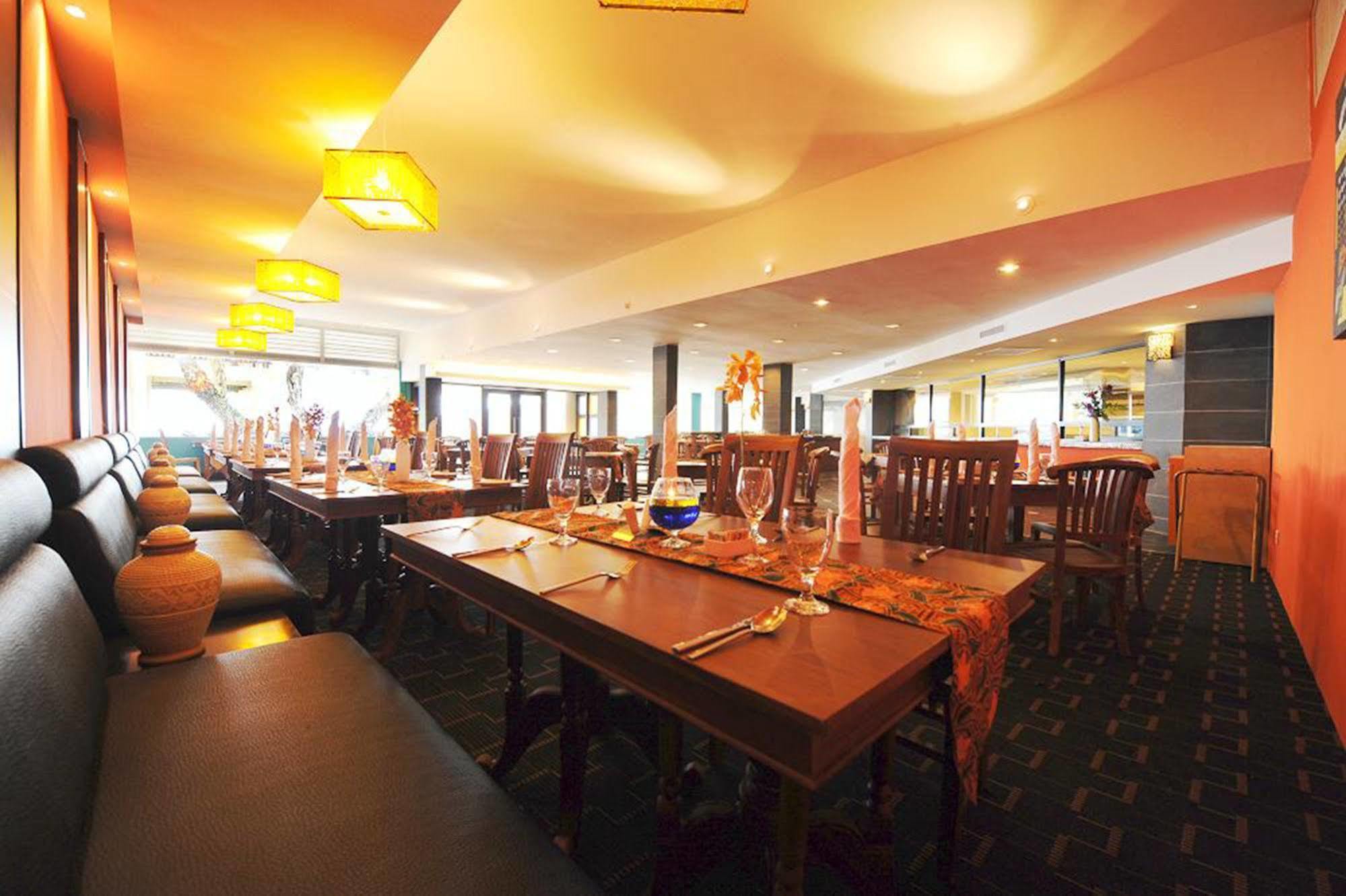 Damai Puri Resort & Spa Кучинг Экстерьер фото The restaurant
