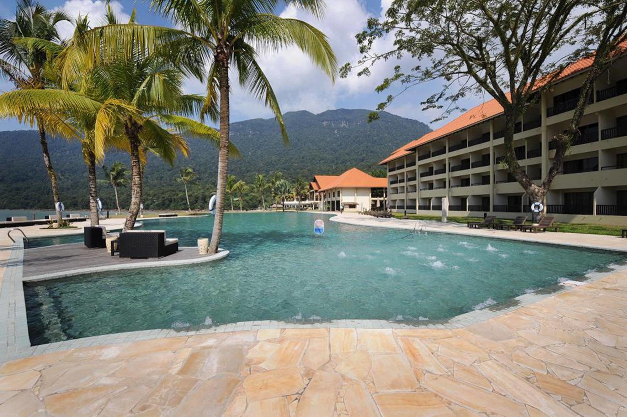 Damai Puri Resort & Spa Кучинг Экстерьер фото The swimming pool at the resort