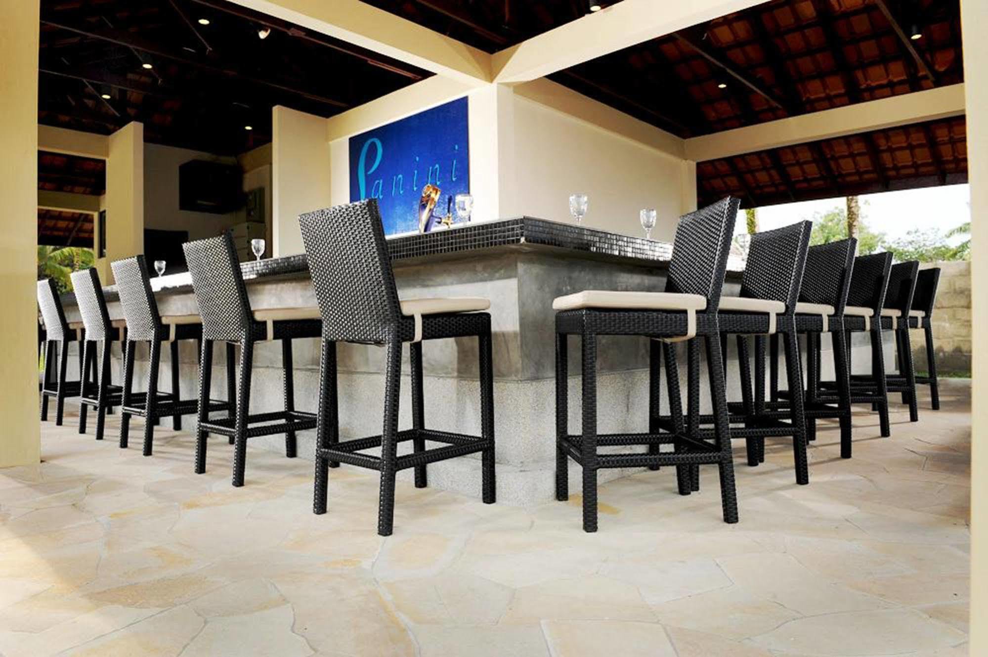 Damai Puri Resort & Spa Кучинг Экстерьер фото The bar at the pool