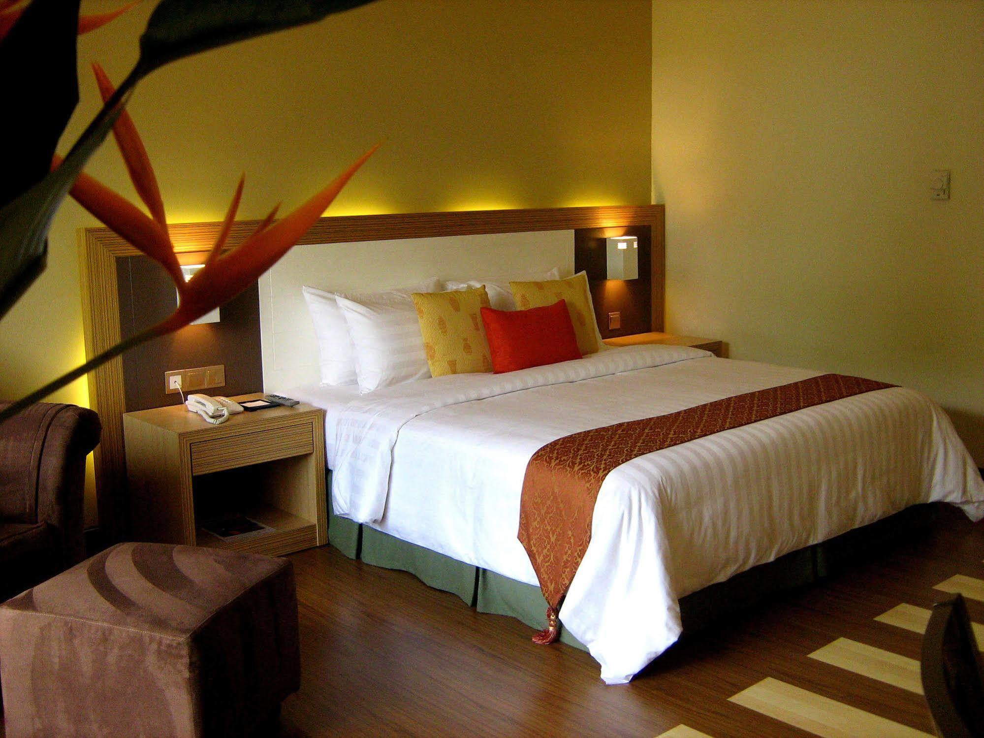 Damai Puri Resort & Spa Кучинг Экстерьер фото A room at the hotel