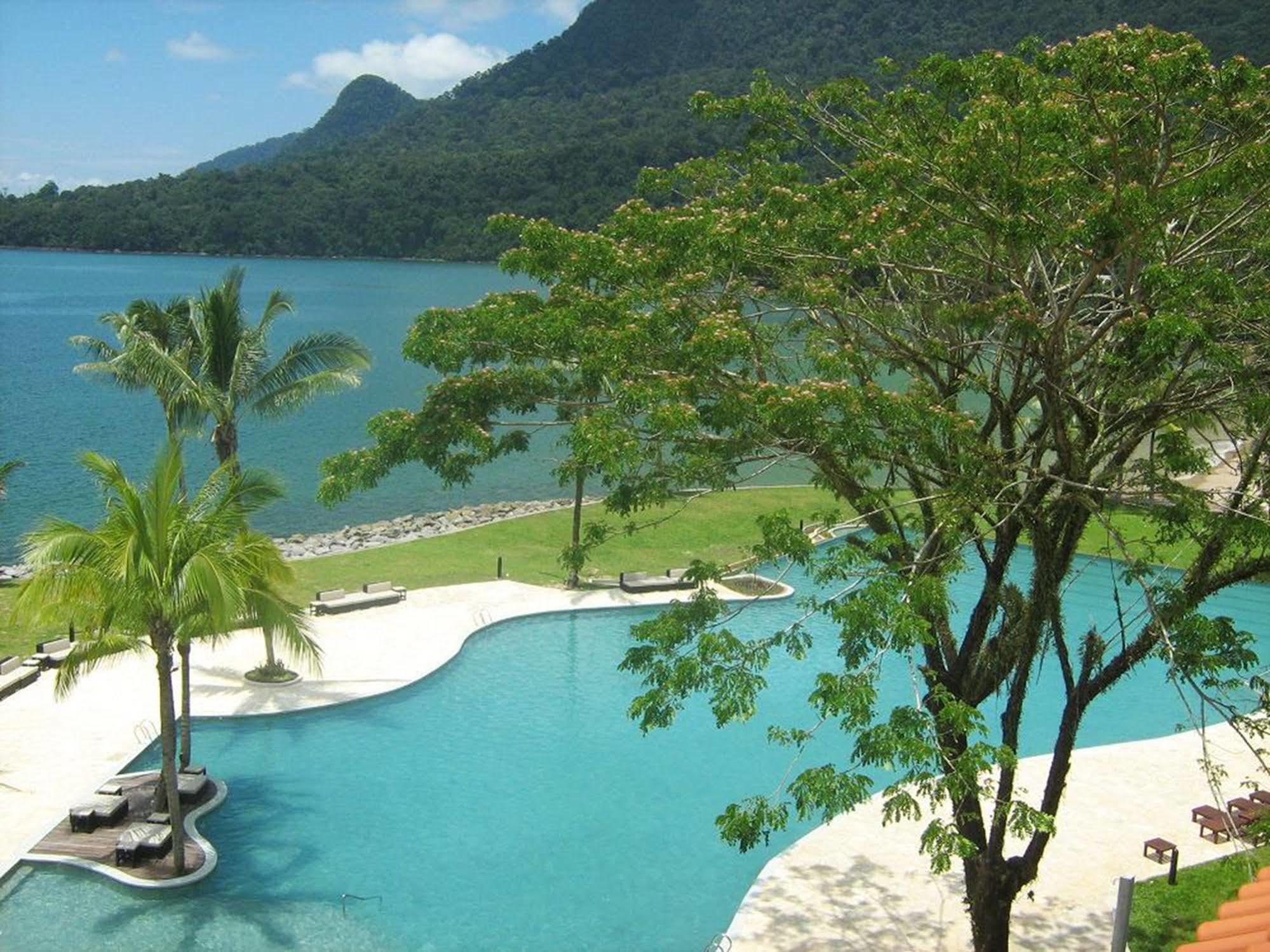 Damai Puri Resort & Spa Кучинг Экстерьер фото The pool at the Pangkor Laut Resort