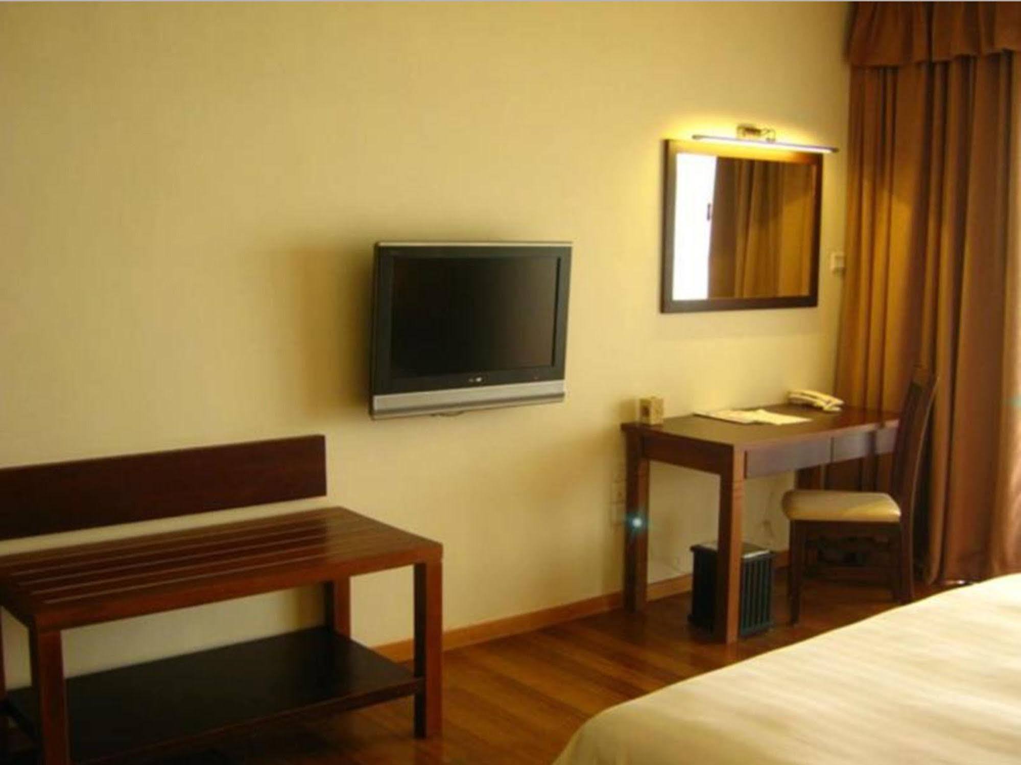 Damai Puri Resort & Spa Кучинг Экстерьер фото A room at the hotel