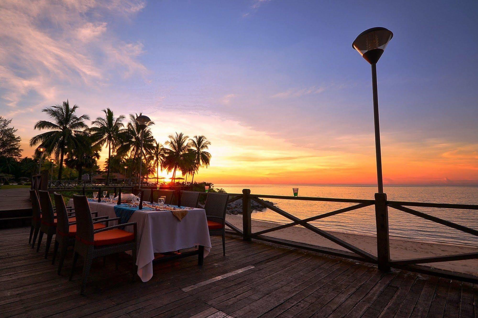 Damai Puri Resort & Spa Кучинг Экстерьер фото Sunset at the beach