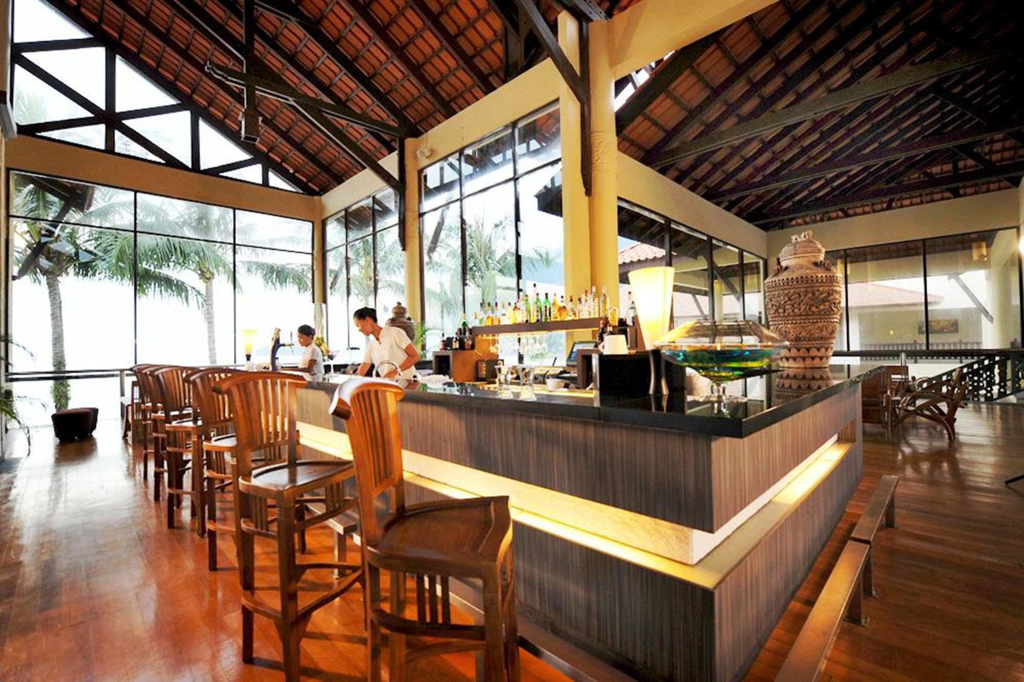 Damai Puri Resort & Spa Кучинг Экстерьер фото The bar at the lobby